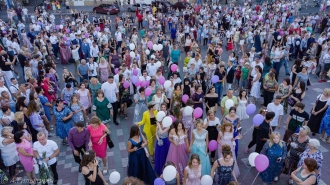 Выпускной-2019: парад модниц и стиляг с высоты  фото