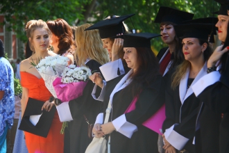 Выпускницы МГПУ танцевали, когда получили дипломы фото