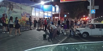 В Мелитополе машина вылетела на тротуар, полный людей фото