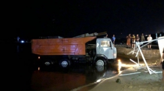 В Одессе многотонная фура скатилась в море фото