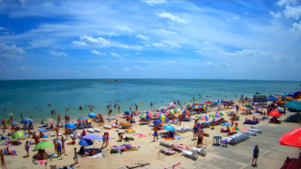 Пляжи в Кирилловки заполнены отдыхающими, но позагорать пока еще есть где фото