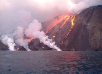 На острове возле Сицилии начал извергаться самый активный вулкан планеты: есть жертва фото