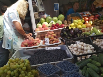 На рынках Мелитополя продают дорогую и полезную ягоду фото