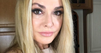 52-летняя Ольга Сумская взволновала мужчин разрезом  фото