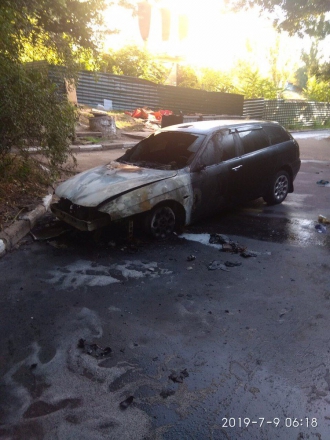 В центре Запорожья ночью сгорела иномарка фото