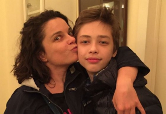 Наташе Королевой врезали за странный поцелуй сына фото