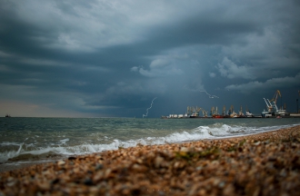 Впечатляющие фото: в Бердянске на берегу Азовского моря засняли грозу фото