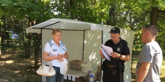 Выборы - выборами, а обед по расписанию: возле избирательных участков продают пирожки по 5 копеек фото