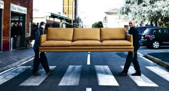 В Запорожье двое неизвестных среди ночи тянули диван фото