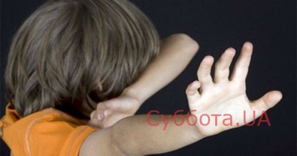 В Запорожской области мужчина побил чужого ребенка на детской площадке фото