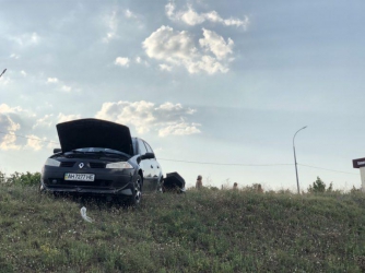В Бердянске в результате ДТП автомобиль с грудным ребенком завис в воздухе фото