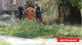 В Запорожье семья с маленькими детьми живет в гараже во дворе дома фото