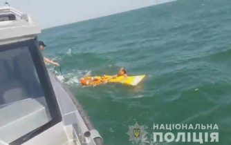 В Азовском море спасли женщину на матрасе фото