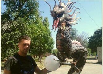 В Бердянске кузнец выковал дракона и поедет с ним в Мариуполь фото