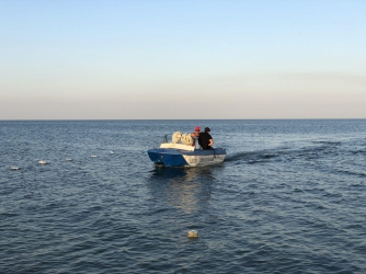 В Бердянске спасли женщину, унесенную на надувном матрасе в море фото