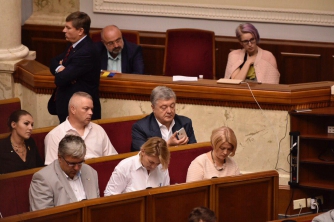 Порошенко все еще сидит в Раде, пока его ждут на допрос в ГБР фото