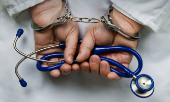 Взяты под стражу врачи Национального института рака, бравшие деньги с пациентов за бесплатные лекарства фото