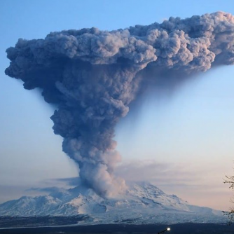 В России «рванул» древний вулкан: мощное извержение попало на видео  фото