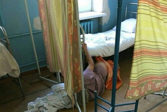 Почему в больнице пациентка несколько часов лежала на полу фото