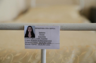 Виновница смертельного ДТП Зайцева в заключении вышивает крестиком за 2000 грн в месяц фото