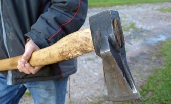 В России псих с топором заставлял медиков сделать уборку в квартире  фото