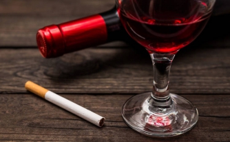 Как измерить бутылку вина в сигаретах? фото