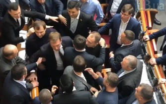 Первая драка в Верховной Раде: нардепы устроили потасовку в сессионном зале фото