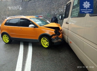 В Днепре женщина устроила опасное ДТП с маршруткой, много пострадавших фото