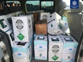 Под Тернополем поймали мужчину с газовыми баллонами, наполнеными янтарем фото