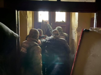 В Киеве с массовой дракой и дымовыми шашками выселили жильцов общежития фото