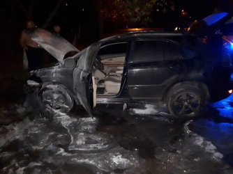 В Ровно мужчина поджег Lexus и сам загорелся фото