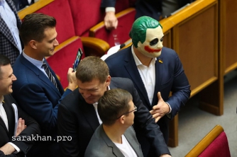 Разгуливал по залу в маске Джокера: Кива удивил сеть странной выходкой в Раде фото