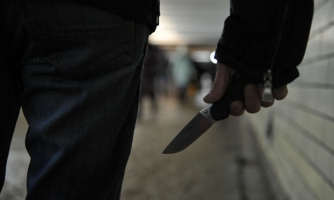 В центре города неизвестный с ножом напал на девушку фото