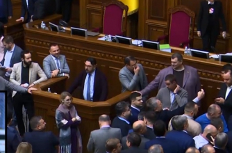 Слуги народа заблокировали парламентскую трибуну: Потураев выступил с эмоциональной речью фото