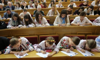 Только два человека написали национальный радиодиктант без ошибок фото