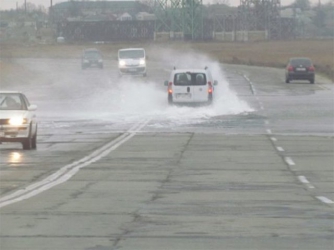 Городской пляж Геническа ушел под воду: опубликовано видео фото