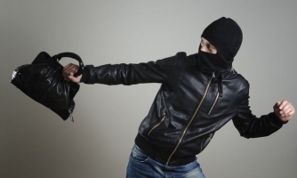 В Запорожье у женщины пытались вырвать сумку прямо на остановке  фото