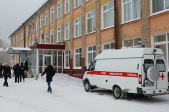 Оставили одну в классе: в российской школе девочка провалилась под пол фото