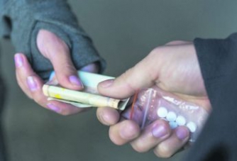 Доза перед уроком. У школьников появилась новая опасная забава фото