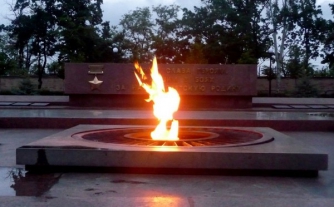 В Николаеве подростки грели ноги у Вечного огня и жарили на нем хлеб фото