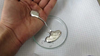 «Угощение» с эвакуацией: в РФ школьник разливал из банки ртуть в ладони одноклассников фото