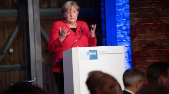 Меркель упала на сцене в Берлине фото