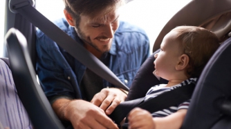 Украинцы активно скупают детские автокресла из-за новых штрафов фото