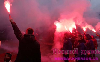 В Херсоне забросали файерами областную прокуратуру фото