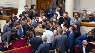 Рада досрочно лишила мандатов двух «слуг народа» фото
