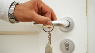 Коммунальщикам хотят разрешить ломать двери квартир фото