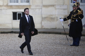 Зеленский пригласил пропагандистов из РФ не испачкать обувь на Донбассе фото