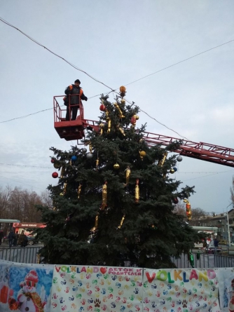 В одном из районов Запорожья украли гирлянду с главной елки фото