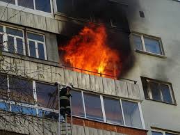 В Запорожье новогодняя ракета подожгла балкон  фото