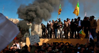 Протестующие подожгли крышу посольства США в Ираке фото